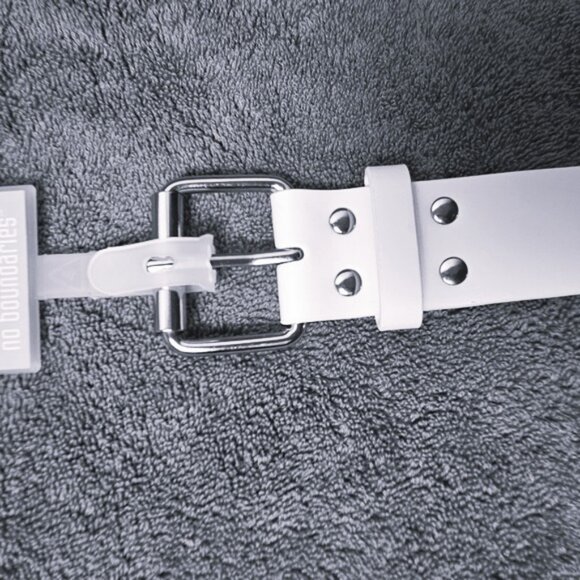 Women's NWT Faux Leather Belt No Boundaries White w/Metal Stud Stars Sm/Med T2 - Picture 2 of 5